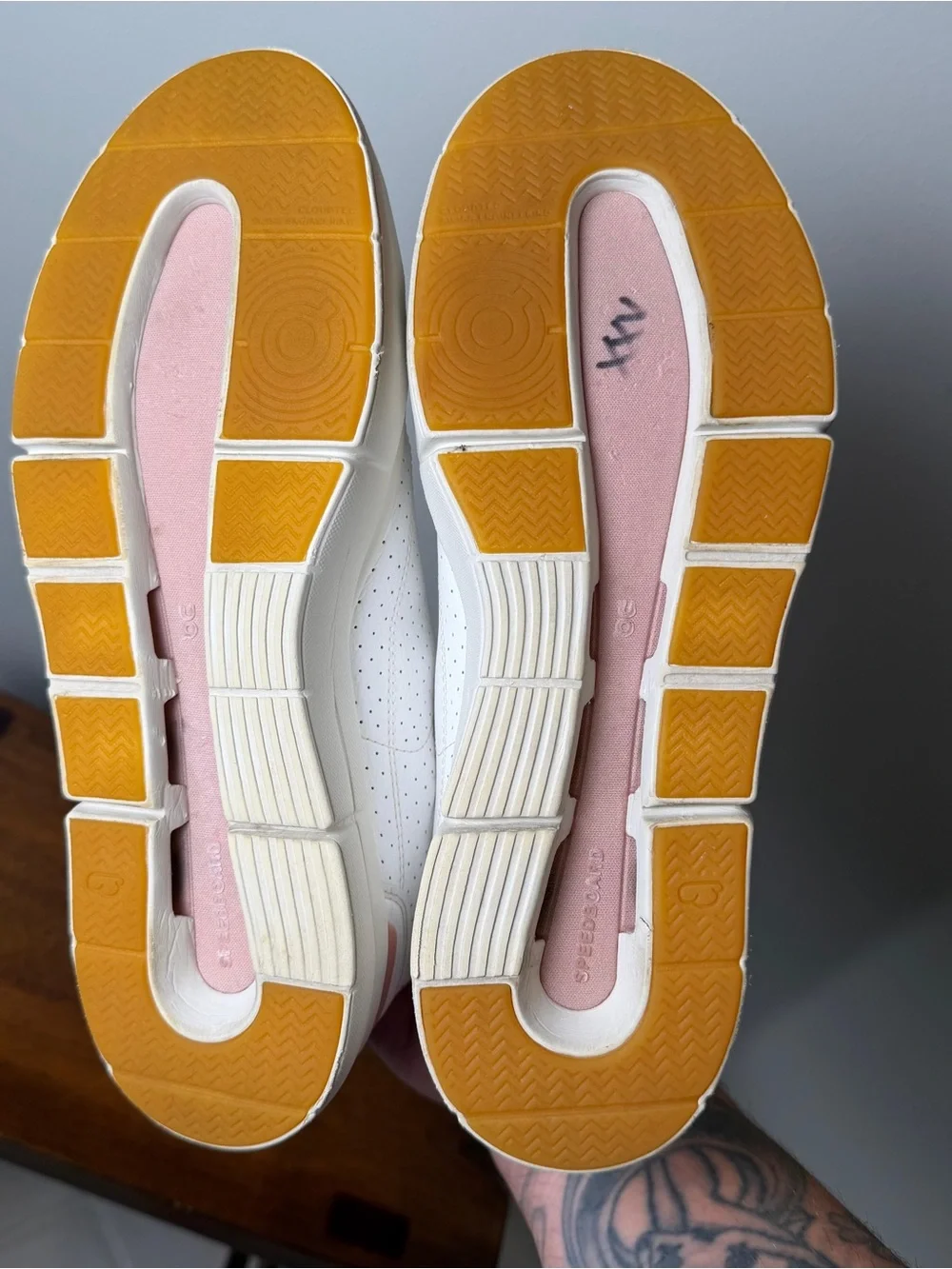 On THE ROGER Centre Court Women’s 9.5 White Woodrose Sneakers CloudTec